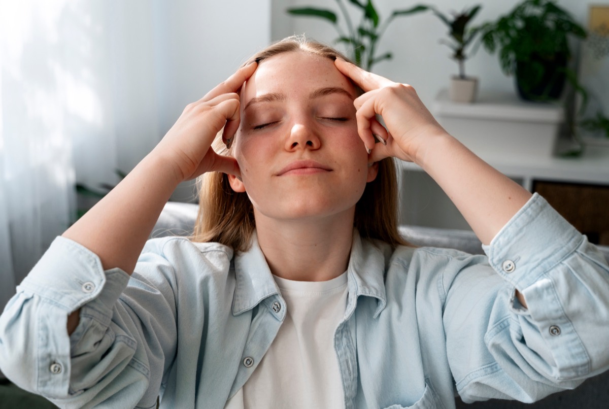 Terapeuta realizando estimulación bilateral en sesión EMDR