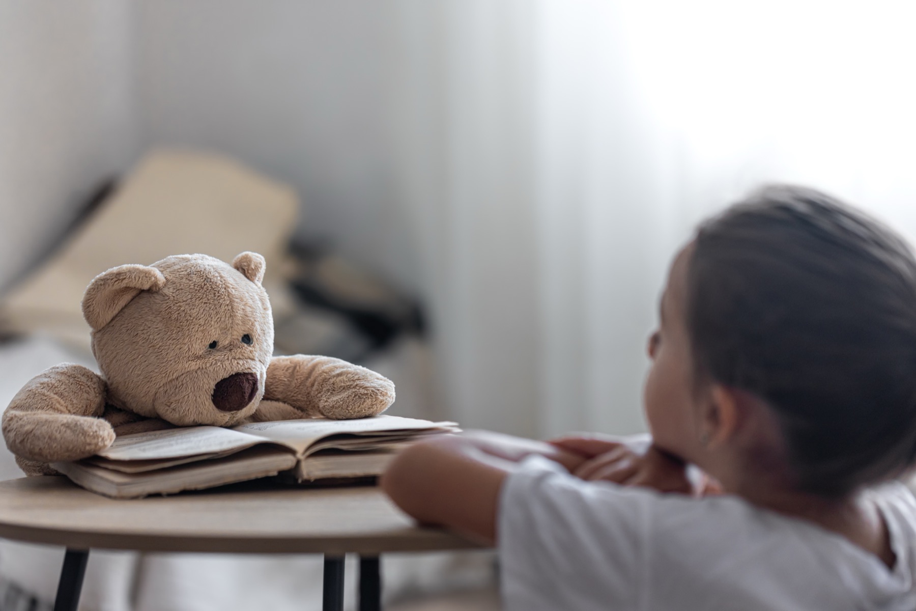 Niño jugando en una sesión de psicología infantil