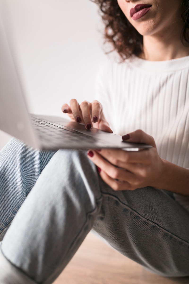 Psicóloga en sesión de terapia online