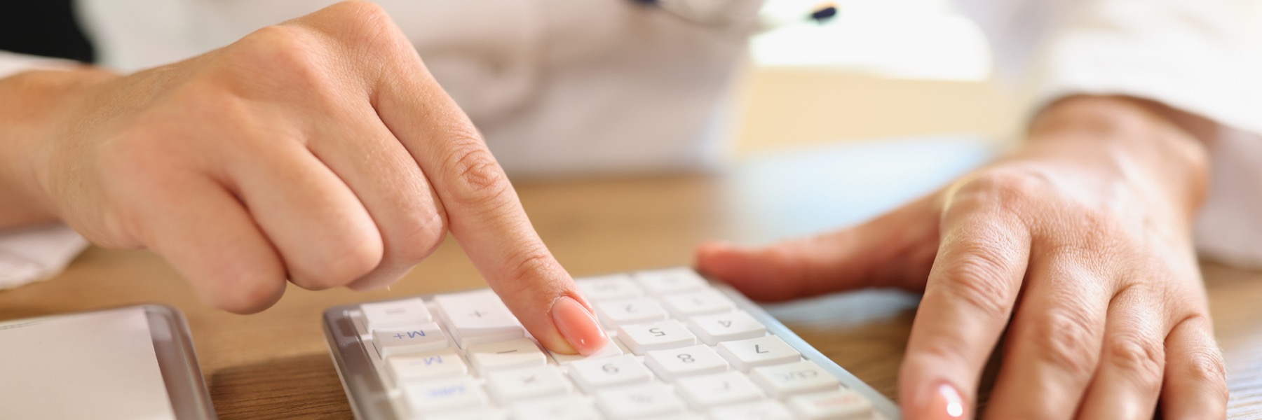 Persona calculando el coste de una sesión de psicología