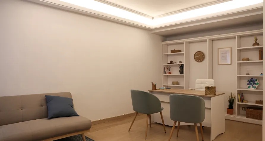Sala de espera cálida y acogedora de la clínica