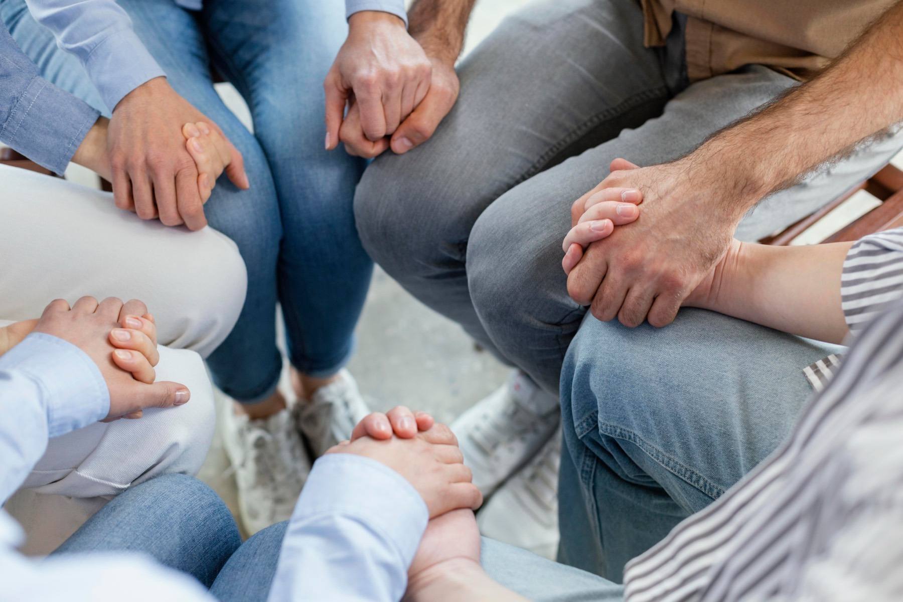 Familia en sesión de terapia familiar sistémica en Clínica Toraño Palacio