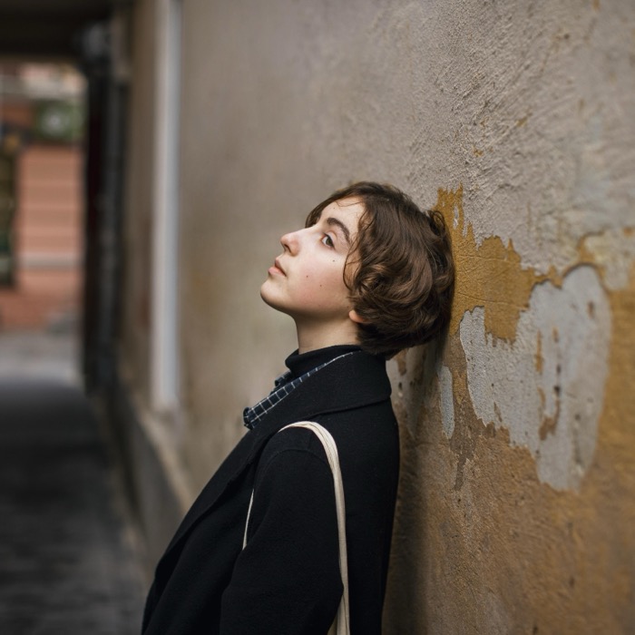 Retrato de una persona en un momento de calma, relacionado con trauma